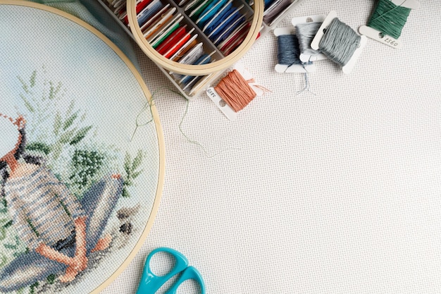 Atelier cu mese și materiale pentru broderie